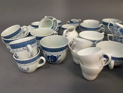 Lot de tasses à thé à décor bleu et blanc...