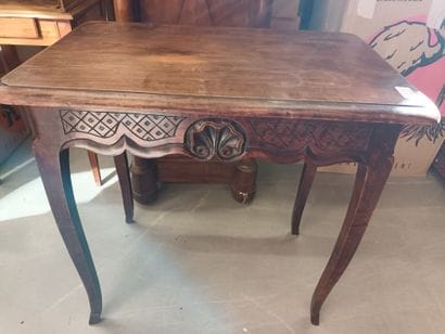 Petite table de style Louis XV en bois naturel...