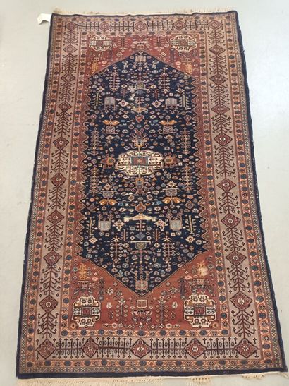 IRAN, tapis à fond bleu à décor géométrique...