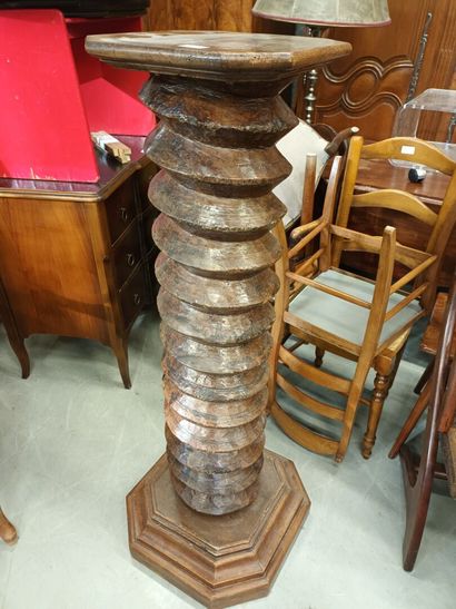 Vis de pressoir en bois sculpté formant sellette.
H...