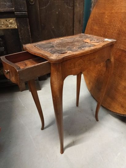 Petite table d'entre-deux en bois de placage...