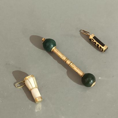 Lot de pendentifs divers avec os et pierre...
