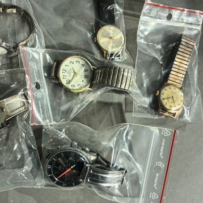 Lot de montres bracelets, dont : 
- CASIO...