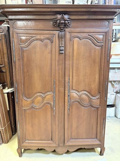 Armoire en chêne sculpté à décor de colombes...