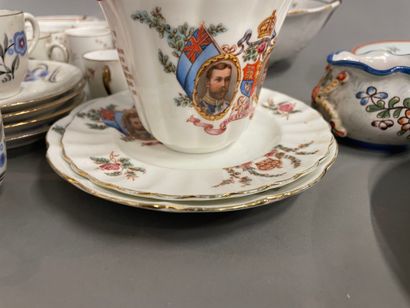 Lot d'assiettes en porcelaine et faience...