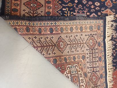 IRAN, tapis à fond bleu à décor géométrique...