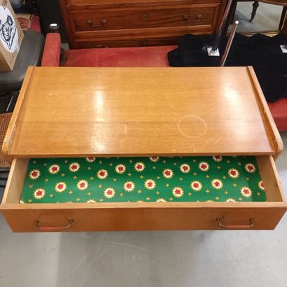 TRAVAIL DES ANNEES 1950,
Commode en bois...