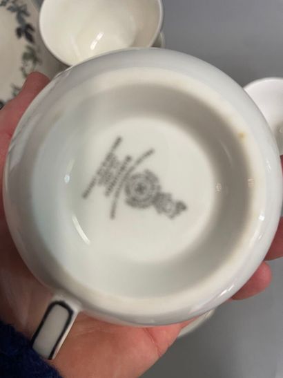 ROYAL DOULTON Burgundy, 
Six tasses et sous...