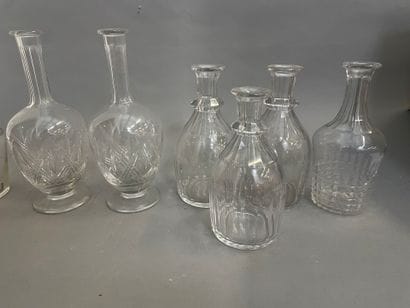 Suite de 6 carafes en verre taillé
