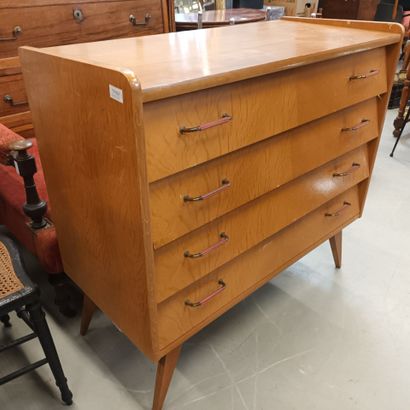 TRAVAIL DES ANNEES 1950,
Commode en bois...