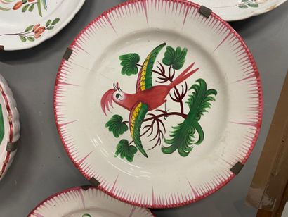 Lot d'assiettes en faience à bord chanto...