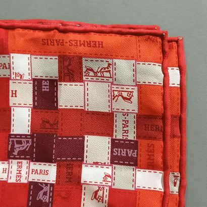 HERMES Paris, 
Carré en soie dans les tons...