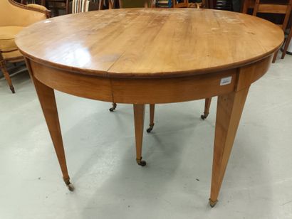 Table ronde en bois naturel clair, reposant...
