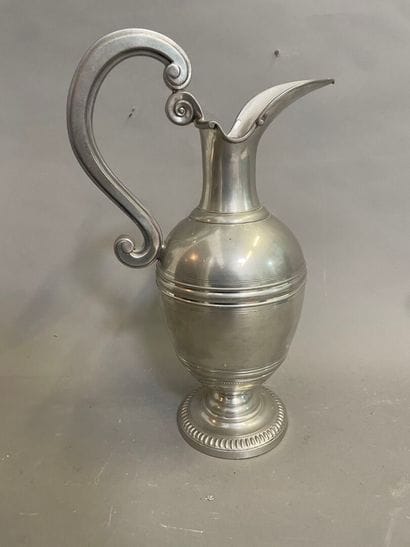 Aiguière casque en étain
H : 35 cm