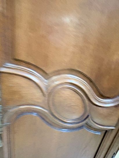 Armoire en chêne sculpté à décor de colombes...