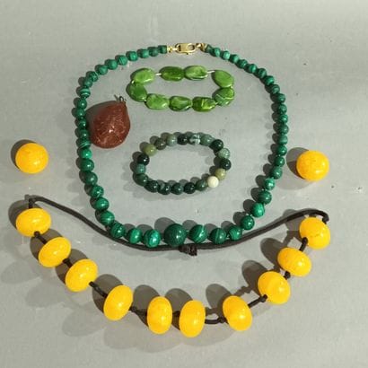 Lot de colliers et bracelets en perles de...