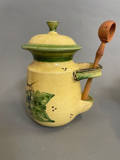 Pot à olive en faïence 
H : 26 cm