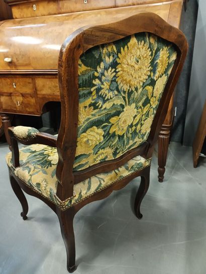 Fauteuil à dos plat en bois naturel sculpté...