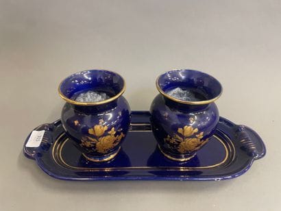 Deux pots en faience de Gien avec un plateau...