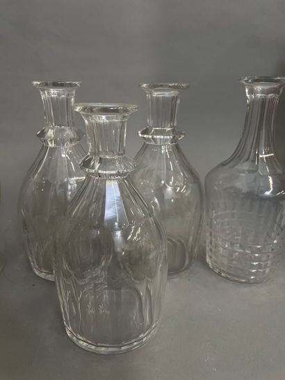 Suite de 6 carafes en verre taillé