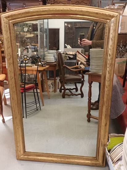 Miroir len bois et stuc doré légèrement cintré
Epoque...