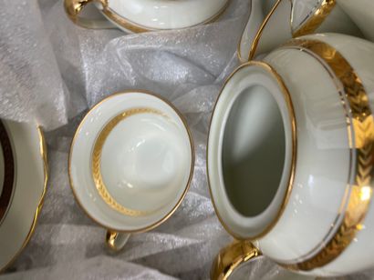 LIMOGES Partie de service en porcelaine blanche...