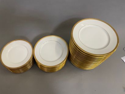 LIMOGES Partie de service en porcelaine blanche...