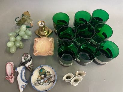 Lot de bibelots divers ocmprenant verre coloré...