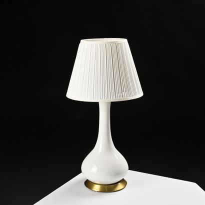 paire de lampes de forme pansue en porcealine...