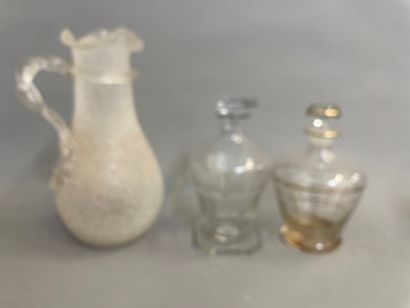 Deux carafes en cristal
Joint une carafe...