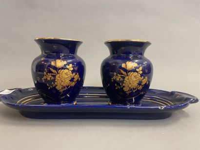 Deux pots en faience de Gien avec un plateau...