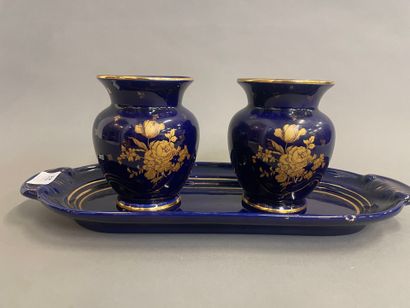 Deux pots en faience de Gien avec un plateau...