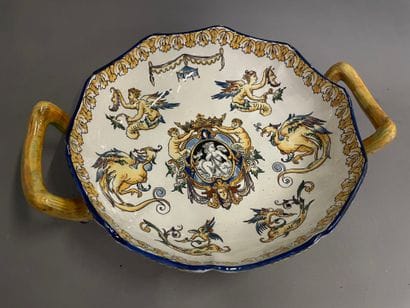 GIEN coupe en faience à deux anses à décor...