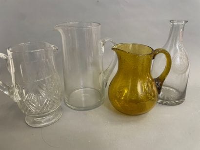 Lot de carafes dont une en cristal et une...