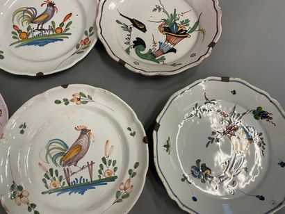 Lot d'assiettes en faience à bord chanto...