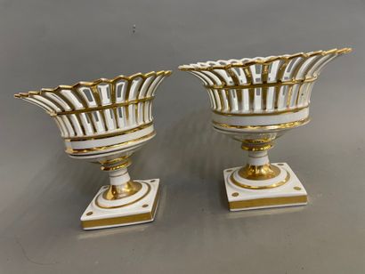 PARIS, XIXe. 
Paire de coupes en porcelaine...