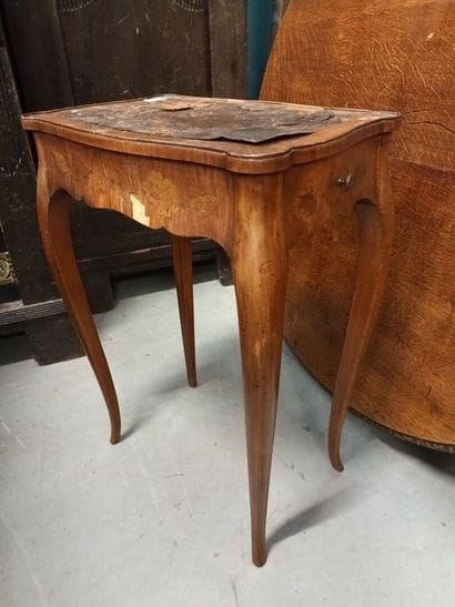 Petite table d'entre-deux en bois de placage...