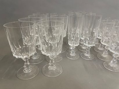 Partie de service de verres en verre taillé...