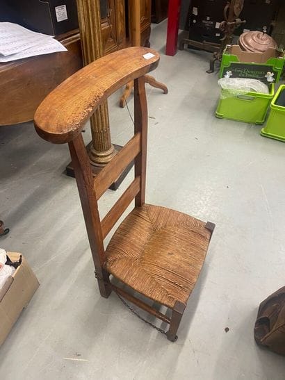 Prie Dieu en bois et assise paillée,
Importantes...