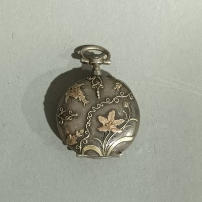 Une petite montre de col en argent,
Système...