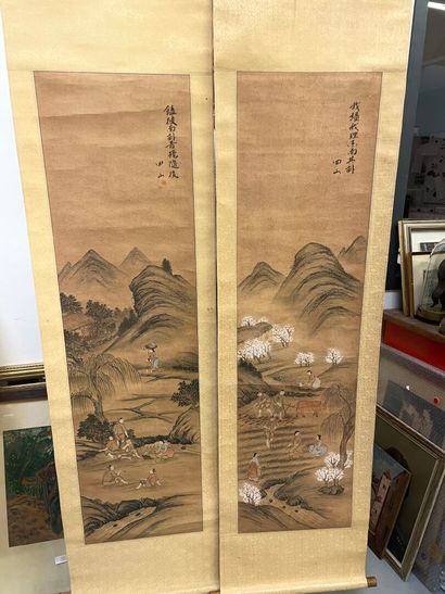Deux rouleaux peints à décor de paysage animés...