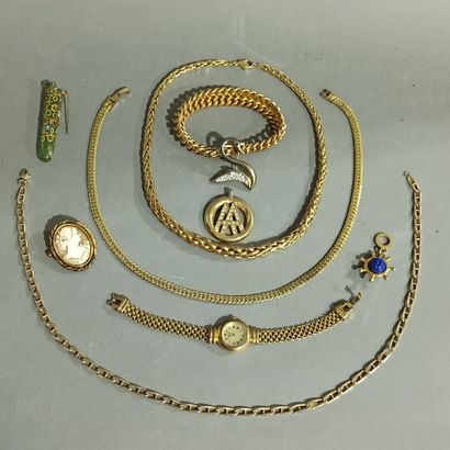 Un lot de bijoux fantaisie en métal doré,...