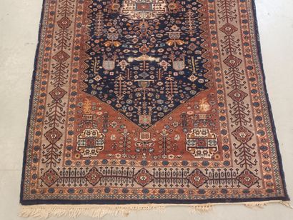 IRAN, tapis à fond bleu à décor géométrique...