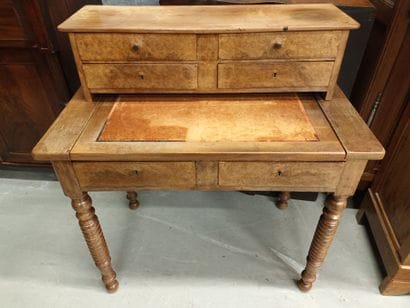 Bureau bonheur du jour en bois de placage,
Epoque...