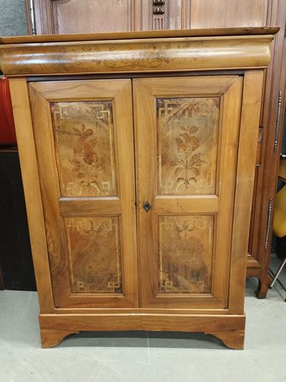 Petite armoire en bois clair à décor peint...