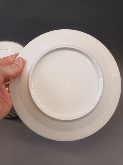 Un lot de vaisselle blanche et dorée, dont...