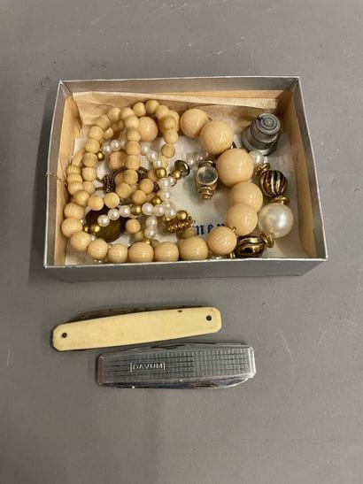 Lot de bijoux fantaisie et deux canifs