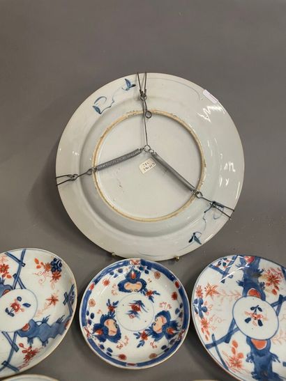 Coupelles en porcelaine du Japon et une eassiette...