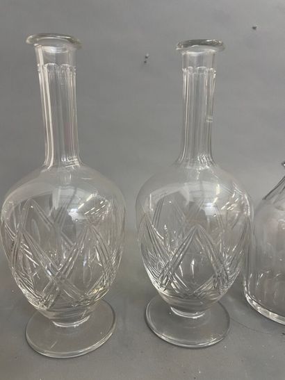 Suite de 6 carafes en verre taillé