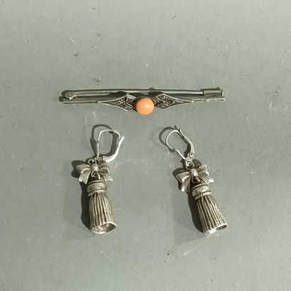 Une paire de boucles d'oreilles en argent...